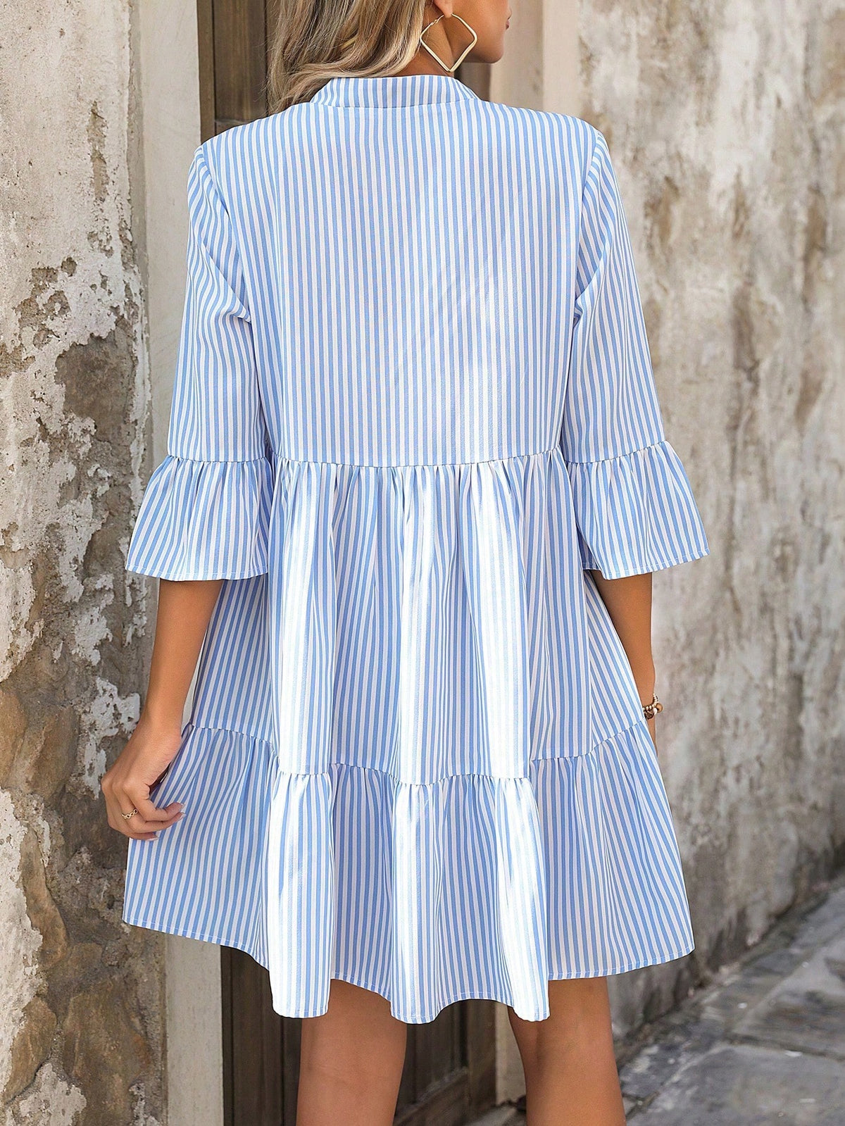 Vestido Curto Listrado Azul Com Manga 3/4 E Babados