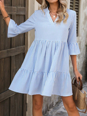 Vestido Curto Listrado Azul Com Manga 3/4 E Babados
