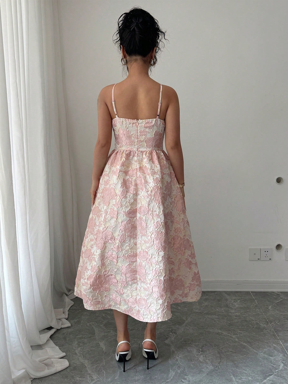 Vestido Midi Acinturado Com Alças Finas Estilo Romântico