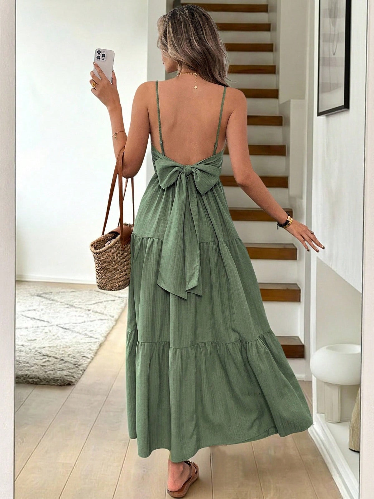 Vestido Longo Verde Com Laço Nas Costas E Camadas Fluídas