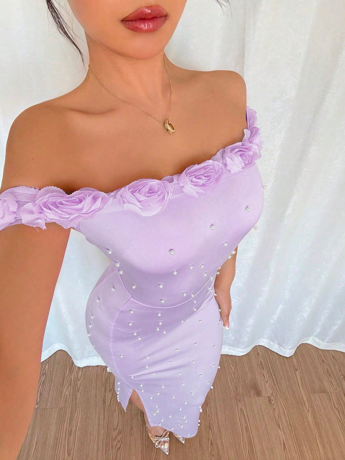 Vestido Longo Ombro a Ombro Com Pérolas e Flores