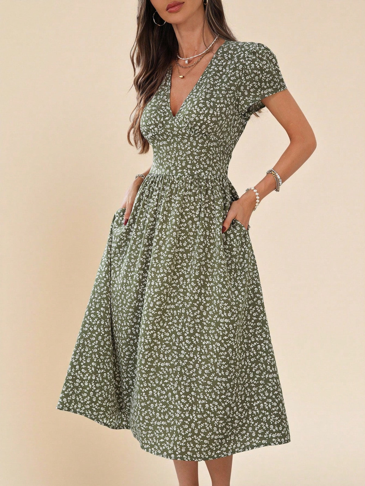 Vestido Midi Floral Com Decote V E Bolsos Laterais