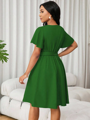 Vestido Curto Evasê Decote V Com Cinto E Manga Flare
