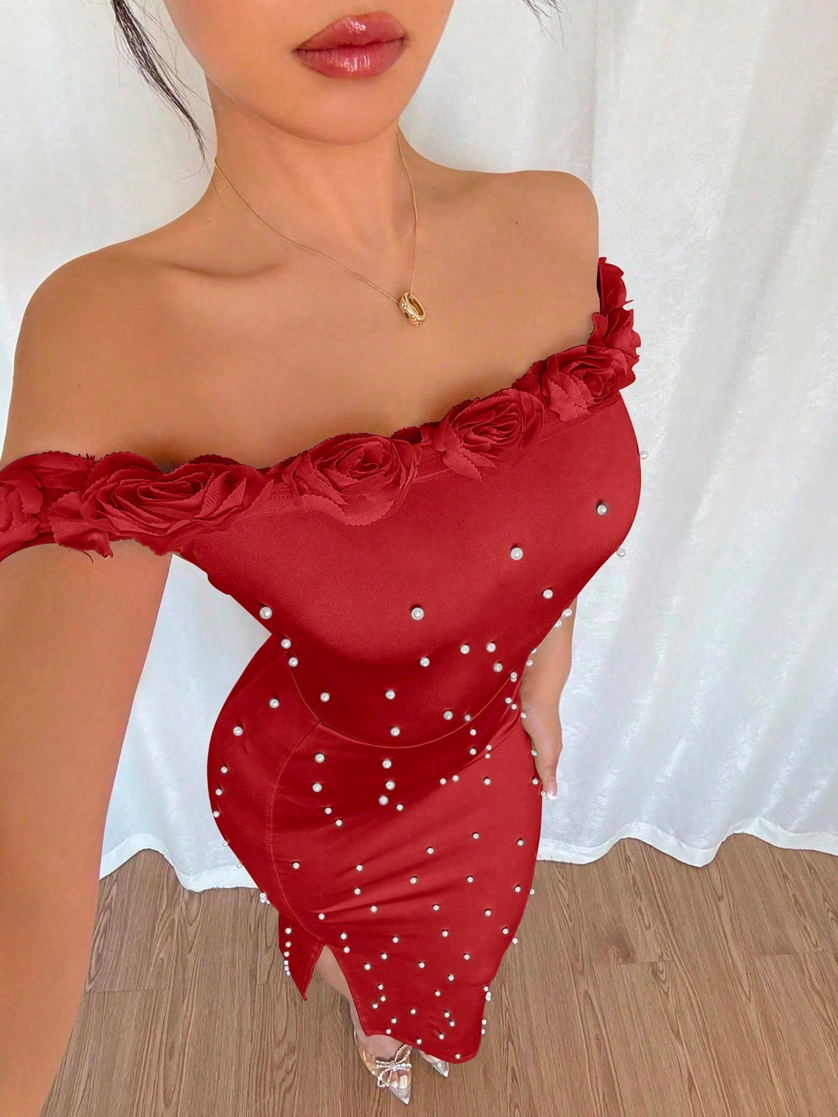 Vestido Longo Ombro a Ombro Com Pérolas e Flores