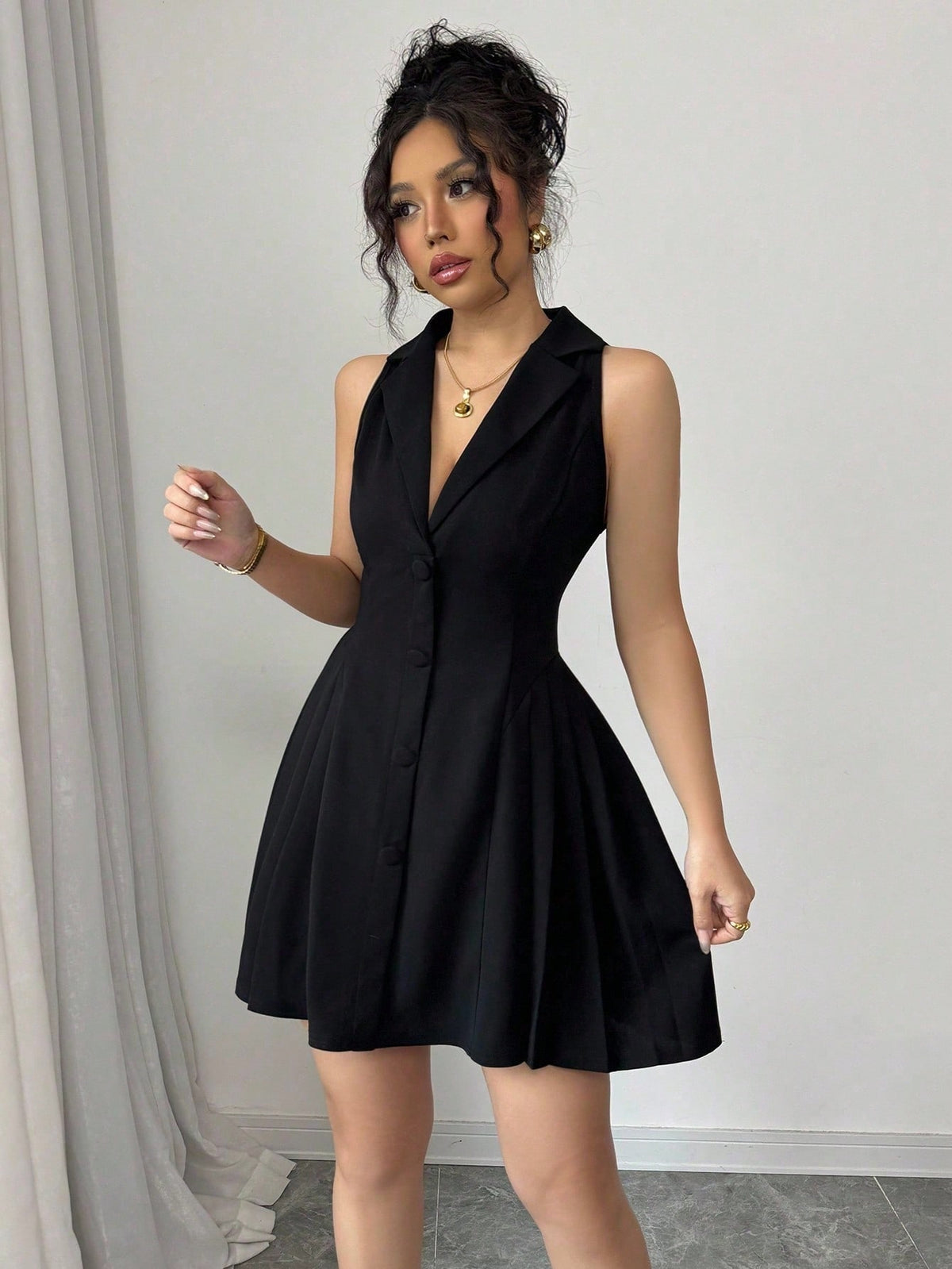 Vestido Curto Preto Sem Manga Com Gola Social E Botões