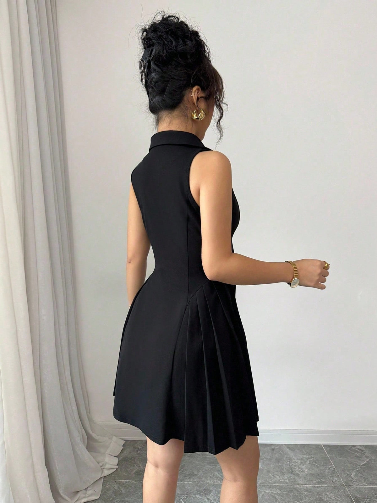 Vestido Curto Preto Sem Manga Com Gola Social E Botões