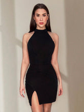 Vestido Curto Justo Gola Alta Com Fenda Lateral