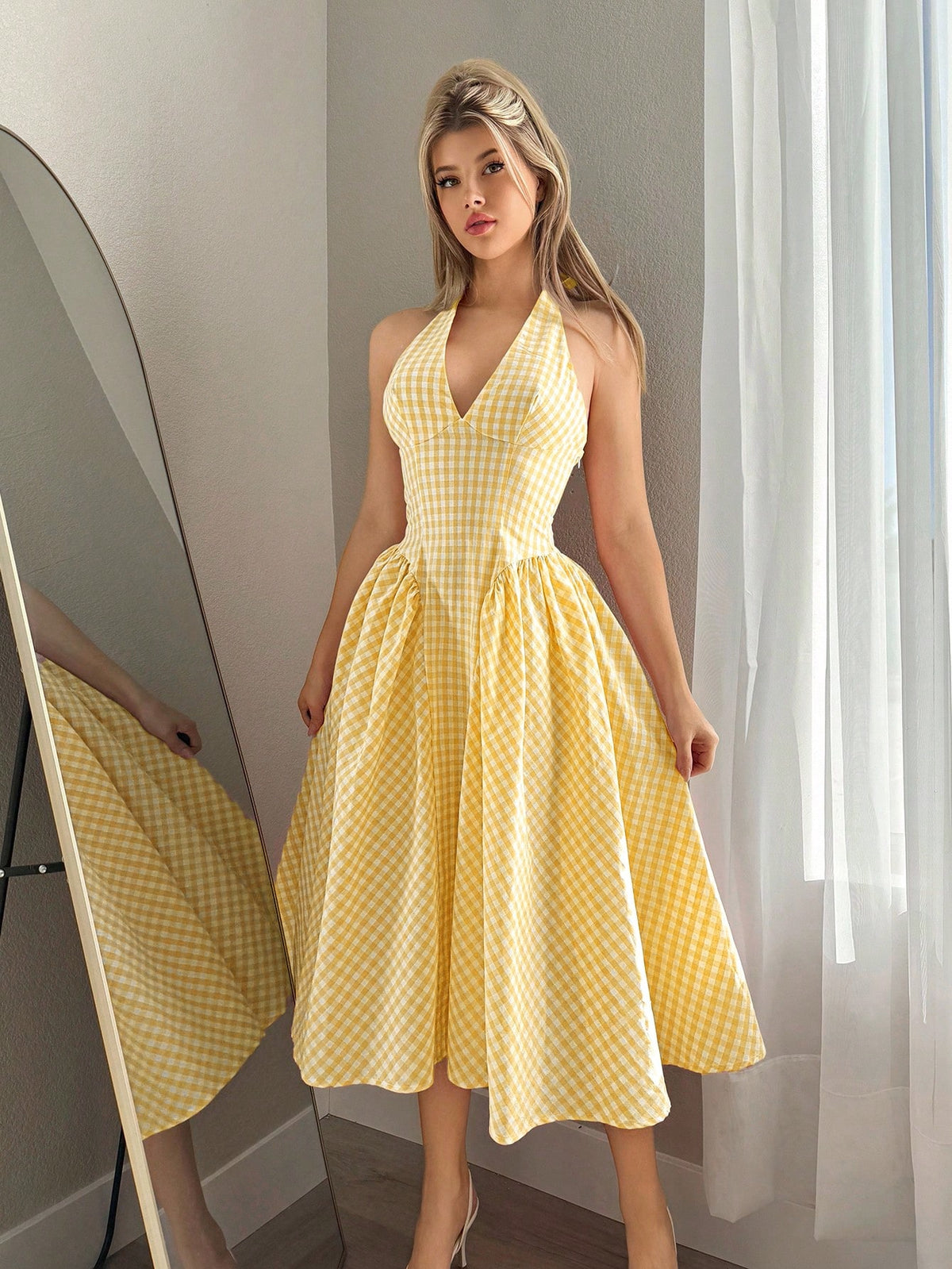Vestido Midi Rodado Com Decote Halter E Estampa Vichy
