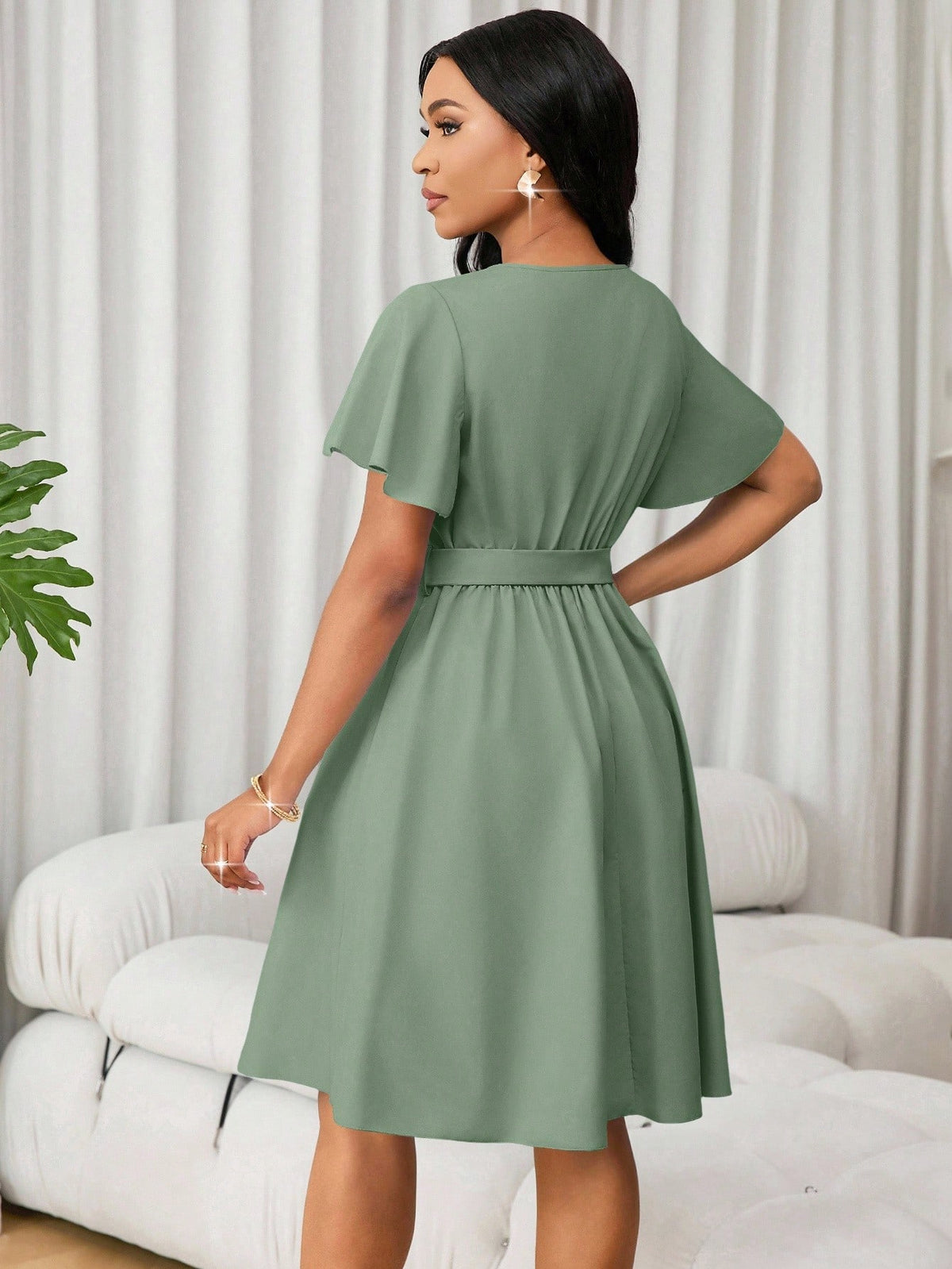 Vestido Curto Evasê Decote V Com Cinto E Manga Flare