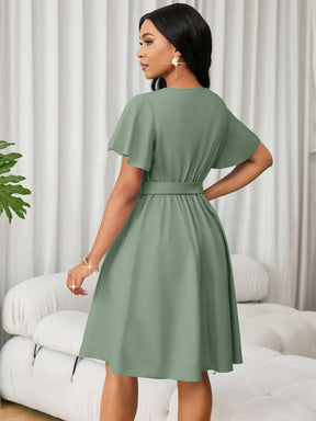 Vestido Curto Evasê Decote V Com Cinto E Manga Flare