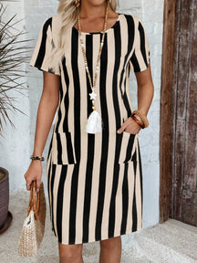 Vestido Curto Listrado Com Bolsos Frontais