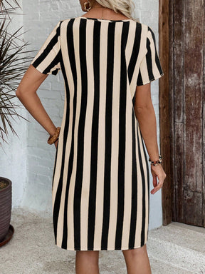 Vestido Curto Listrado Com Bolsos Frontais