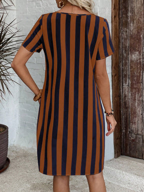 Vestido Curto Listrado Com Bolsos Frontais