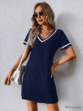 Vestido Curto Casual Decote V Com Detalhe Esportivo Vestido Curto Casual Decote V Com Detalhe Esportivo