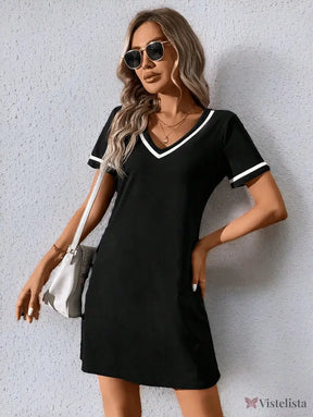 Vestido Curto Casual Decote V Com Detalhe Esportivo Vestido Curto Casual Decote V Com Detalhe Esportivo