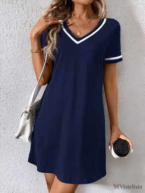 Vestido Curto Casual Decote V Com Detalhe Esportivo Vestido Curto Casual Decote V Com Detalhe Esportivo