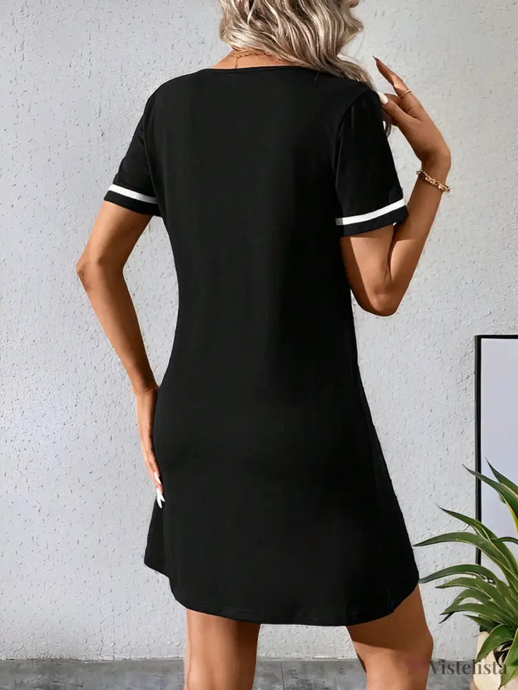 Vestido Curto Casual Decote V Com Detalhe Esportivo Vestido Curto Casual Decote V Com Detalhe Esportivo