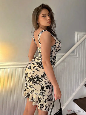 Vestido Curto Justo Em Tule Bordado Floral Com Decote V Vestido Curto Justo Em Tule Bordado Floral Com Decote V
