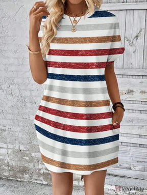 Vestido Curto Listrado Casual Com Bolsos Laterais Vestido Curto Listrado Casual Com Bolsos Laterais