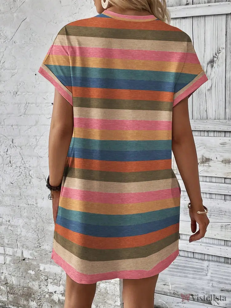 Vestido Curto Listrado Casual Com Bolsos Laterais Vestido Curto Listrado Casual Com Bolsos Laterais