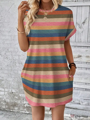 Vestido Curto Listrado Casual Com Bolsos Laterais Vestido Curto Listrado Casual Com Bolsos Laterais