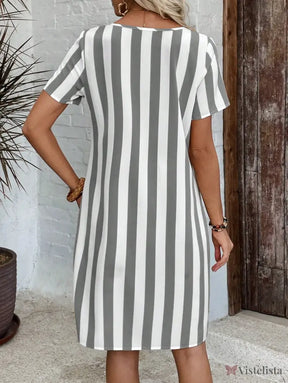 Vestido Curto Listrado Com Bolsos Frontais Vestido Curto Listrado Com Bolsos Frontais