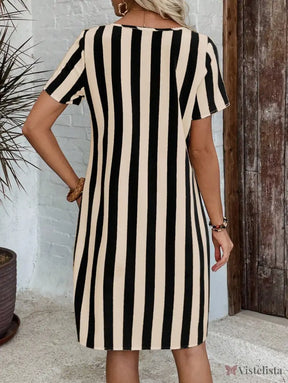 Vestido Curto Listrado Com Bolsos Frontais Vestido Curto Listrado Com Bolsos Frontais