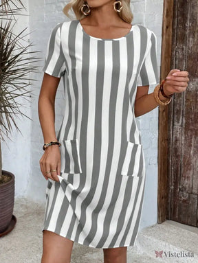 Vestido Curto Listrado Com Bolsos Frontais Vestido Curto Listrado Com Bolsos Frontais