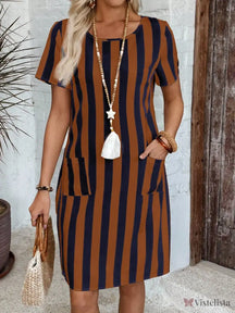 Vestido Curto Listrado Com Bolsos Frontais Castanho / PP Vestido Curto Listrado Com Bolsos Frontais