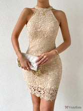 Vestido Curto Renda Floral Elegante Com Decote Halter Caramelo / PP Vestido Curto Renda Floral Elegante Com Decote
