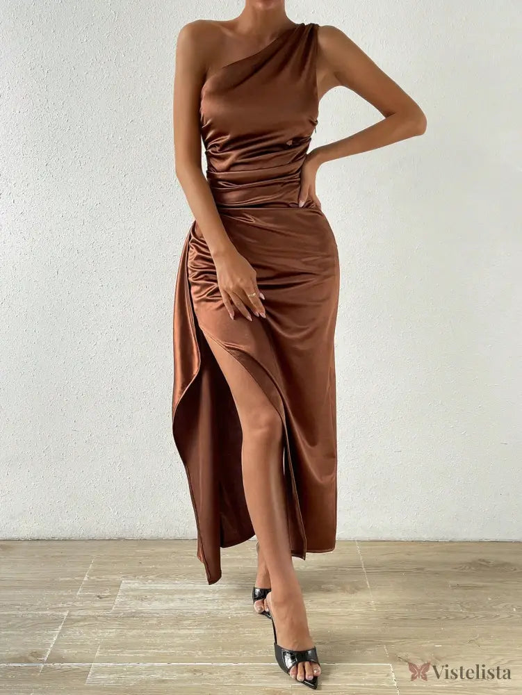 Vestido Longo Um Ombro Só Cetim Drapeado Com Fenda Marrom / PP Vestido Longo Um Ombro Só Cetim Drapeado Com Fenda