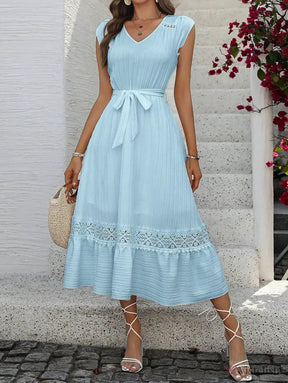 Vestido Midi Evasê Liso Com Cinto E Detalhe Rendado Vestido Midi Evasê Liso Com Cinto E Detalhe Rendado